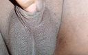 Sissy Bisexual: Piccolo cazzo femminuccia effeminata nuda cammina e piscia