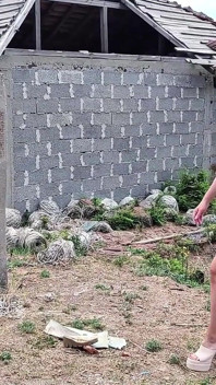 Esclava tih se desnuda en la granja abandonada