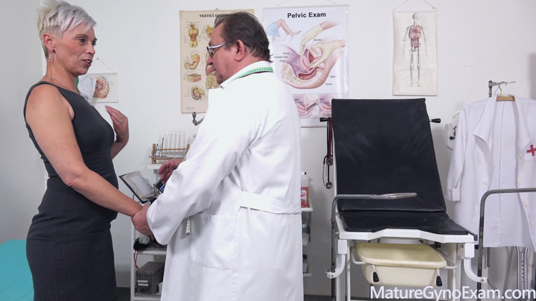 Mature Gyno Exam: La chatte rose mature de Kathy White exposée