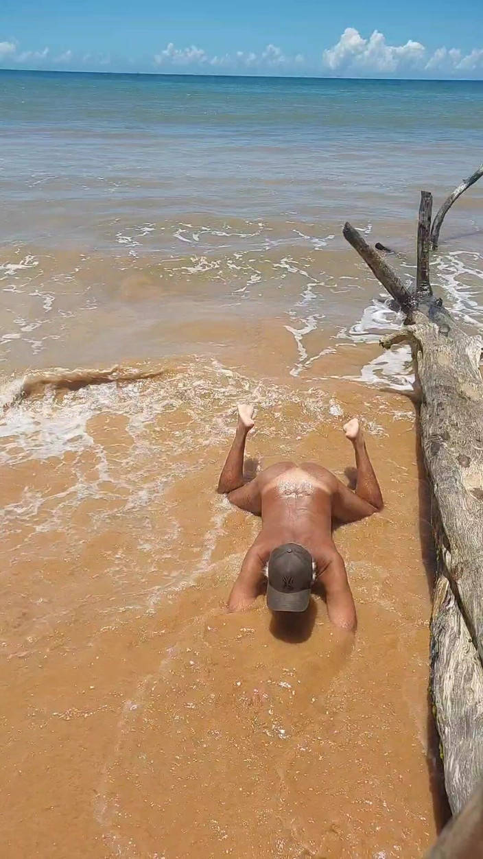 Ladysilvas: Naga Ladysilva na plaży pokazując jej opalony gorący tyłek z...