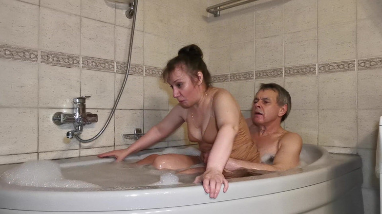 Michael Ernandes: Bagno serale con piaceri sensuali