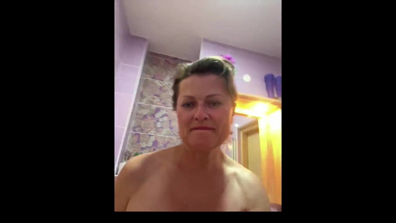 Sergant: Мила мамка багато писяє і пестить пальцями свою дупу у ванній кімнаті, домашнє.