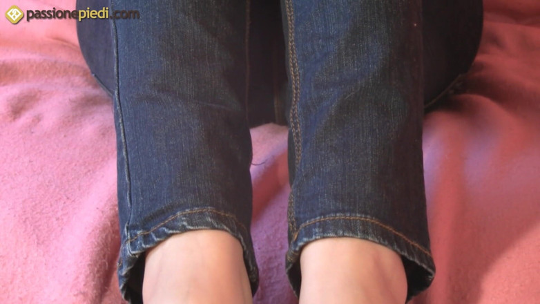 Foot Fetish HD: Eleonora liebt es, ihre füße zu massieren