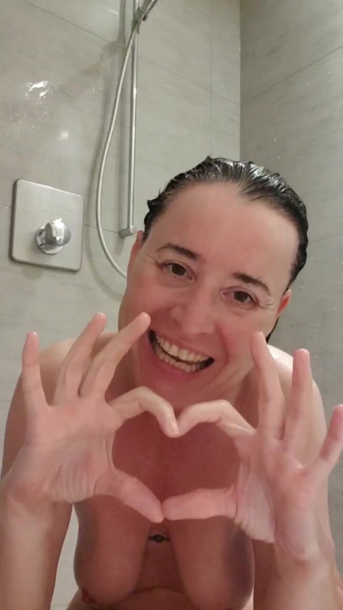 JulieEroticDress: Sprchování s Julií při orgasmu