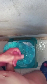 Normal Bir Banyo Olarak Başlayan Şey Yoğun Bir Özel Bakış açısı Deneyimine Dönüştü El Yapımı Oyuncak Seansı