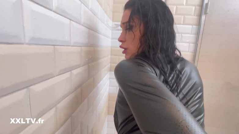 XXLTVFR: Bellucci के साथ शरारती शावर