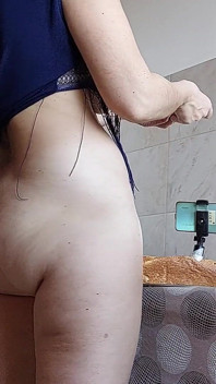 Hårig brunettfitta, stora tuttar, sensuell hårig kvinna i köket