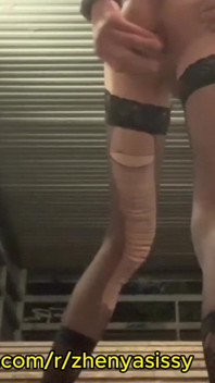 Il travestito sissy troia all'aperto