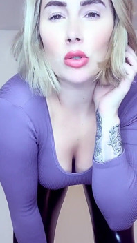Rabuda dominatrix Paige Turnah quer que você punhe seu pau enquanto ela brinca com você em leggings de look molhado não gozam até o fim