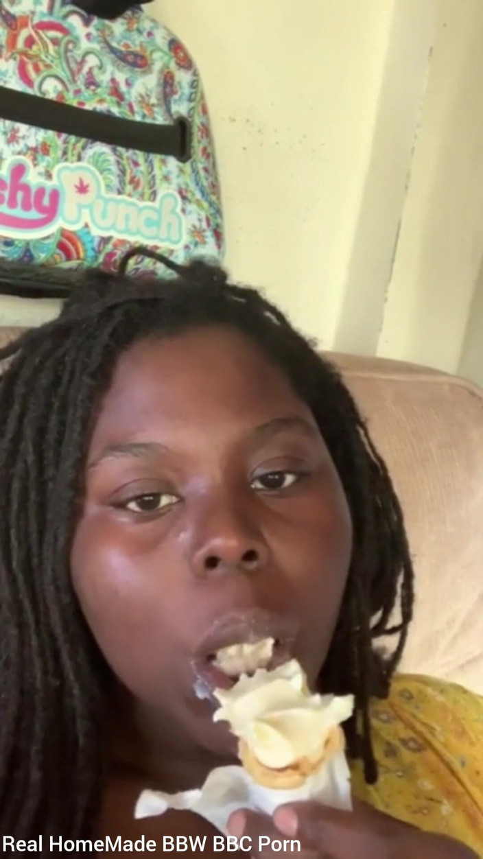 Super sexy ebony cuties: Solicitud de fan lamer un helado con aspersión