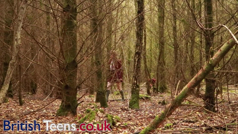 British Teens: British 18 year old girl uses she wee to piss outside
