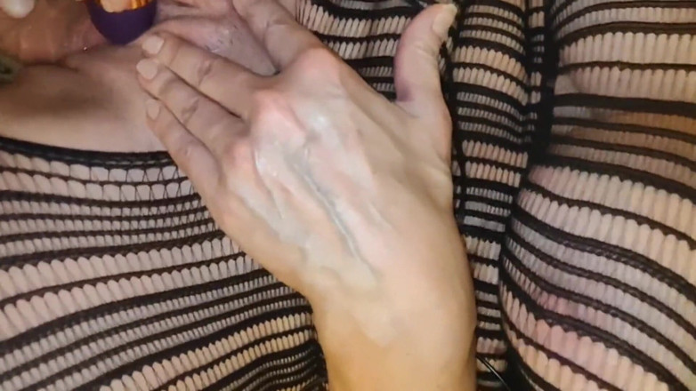 Nylon MILFS: Büyük memeli orta yaşlı seksi kadın naylon çorapla fışkırtıyor