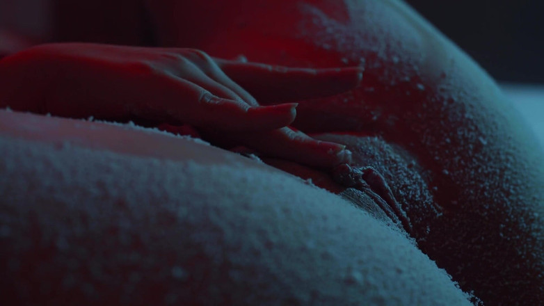 Adalina Smith: Neve che cade sulle mie tette e figa - primo piano...