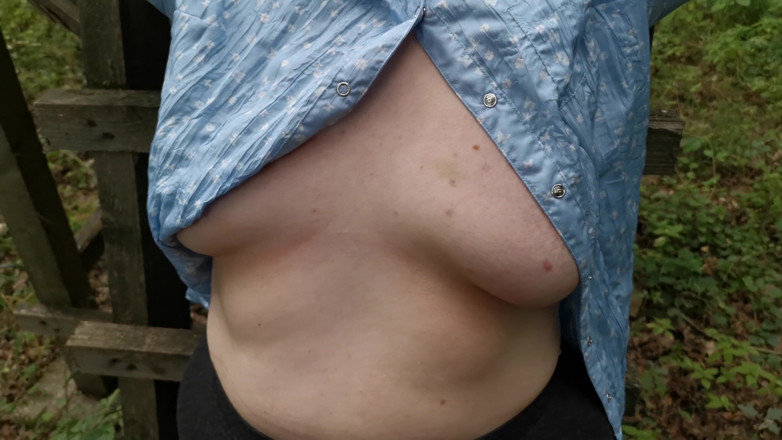 Bouncy Tits Action: Tetas bofetadas en blusa azul al aire libre