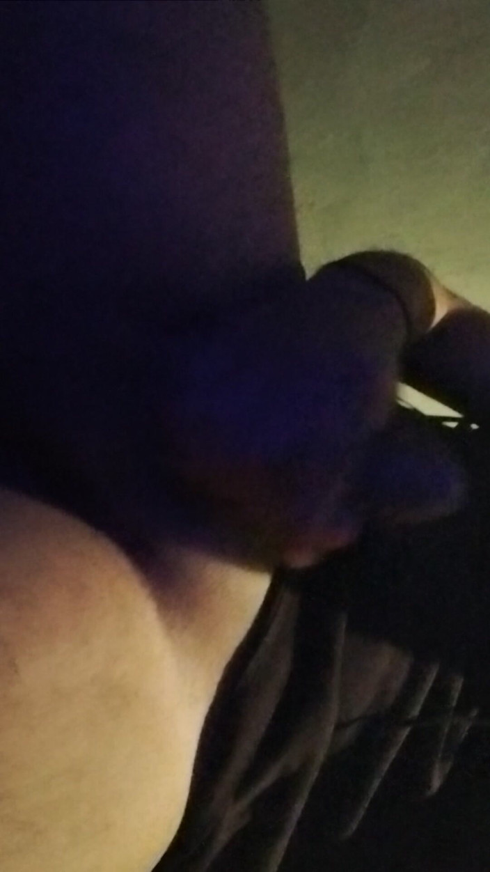 AlexAlejandro13: Ich möchte, dass du meine Eier und meinen Penis berührst