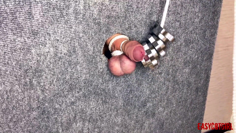 AnnyCandyPainboy: Älskarinna tätt bundet slavens kuk och bollar genom att hänga...