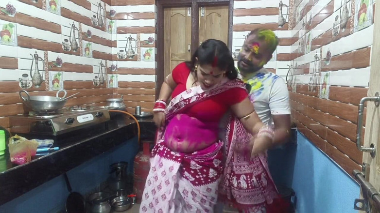 Sona bhabhi: 美丽的孟加拉人妻和她的邻居一起享受霍里特辑，印地语中涂了很多颜色