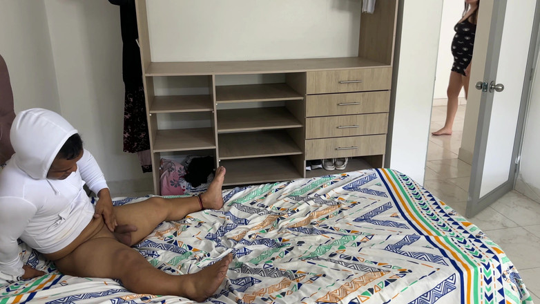 Julianaburning: Minha meia-irmã grávida rica me vê brincando com meu pênis,...