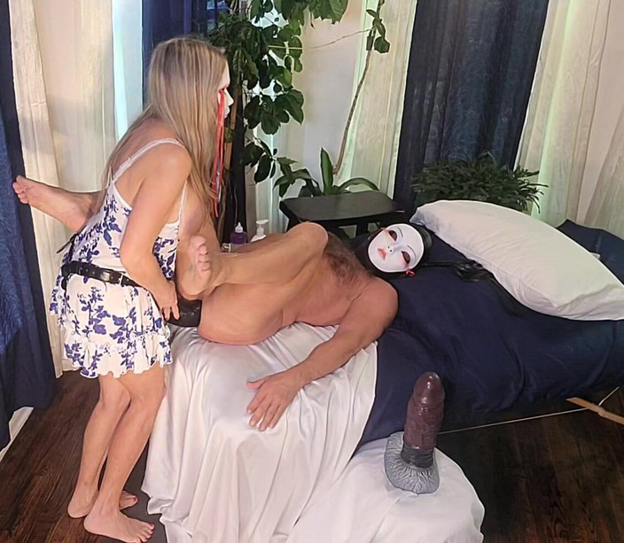 Peggingprincess: Czarny gładki, śliski i gruby mega dildo podawany gorąco i ostro