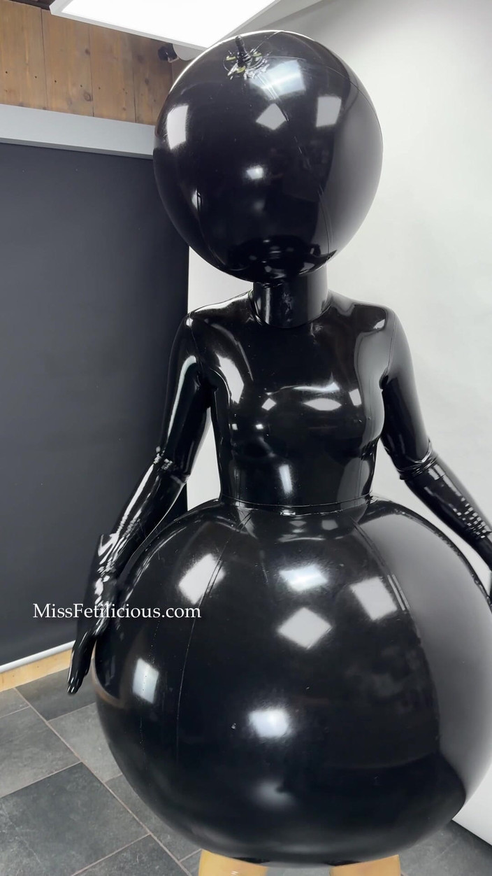 Miss_Fetilicious: Що думаєш про мою надувну сукню?