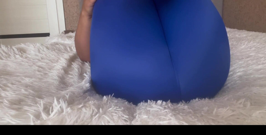 Lux Eva: Une MILF excitée en collants fait du yoga et reçoit...