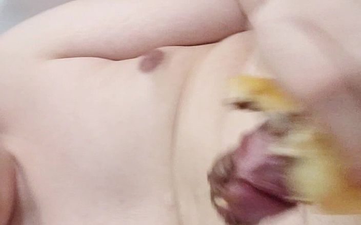 Dustins: Gruby chłopiec spuszcza się w pączku i zjada go