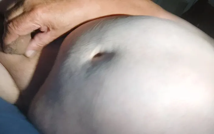 Karlchengeil: Naked on the bed and playing