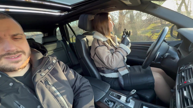 Hottie goddess: Mléčná bohyně si hraje v autě