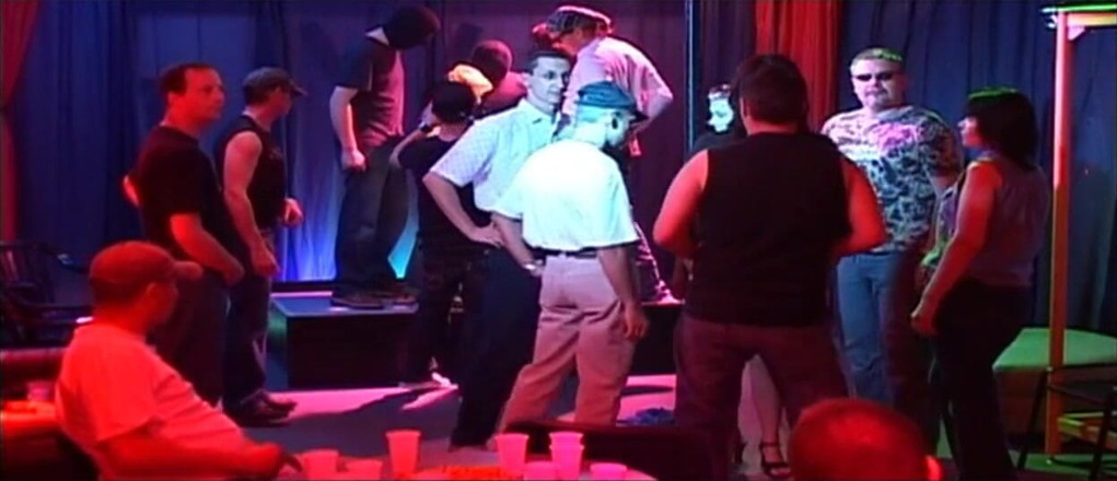 Lucky Cooch: Blonde loszka gangbanged przez napalony tłum w Wild Club Orgia
