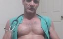 Hot Daddy Adonis: Médico musculoso masturbándose para curarte