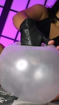 Squish und finger ficken underinflated ballons - Bunny Looner