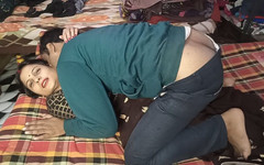 Pyaripooja22: Mladá krásná bhabhi v černé sárí volá svého souseda švagra do místnosti...