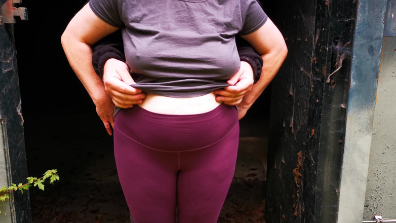 Bouncy Tits Action: Usa le sue tette per divertimento