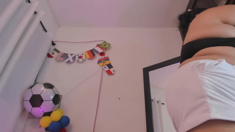 Queenbbw: Latin iri güzel kadın odasında bir hayran tarafından sikilmek istiyor...