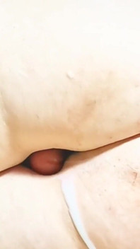 Tante seksi dengan pantat bahenol lagi asik masturbasi pakai dildo