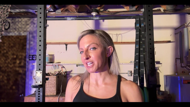 Lora Cross: Sterke blonde pull-ups
