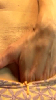 Le ragazze lesbiche oliate amano le attività di fisting