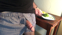 OhTrevor: Ohtrevor daha büyük bir döl için yiyor.