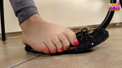 Foot Fetish HD: Petra अपने सेक्सी पैरों से सबको चिढ़ाने में मजा लेती है