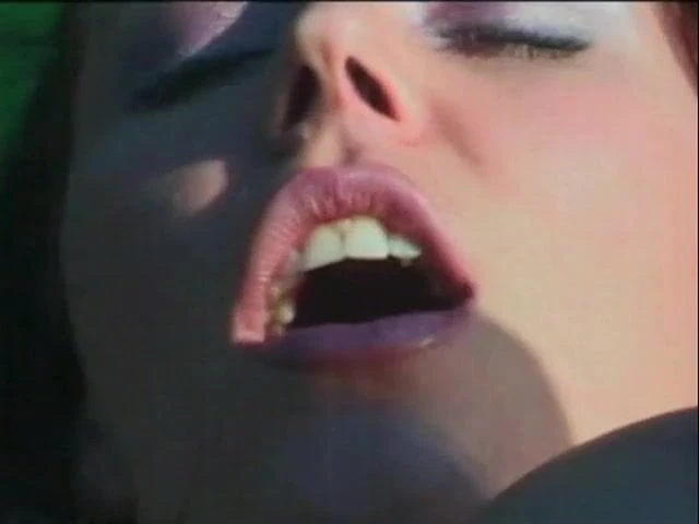 Anal seduction: Busty brunette thích được khoan đít bởi một con cu mập mạp