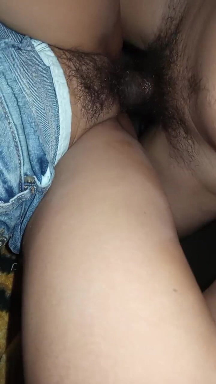 Moo DBOXXX: Tengo sexo con la chica que me vende mi ropa