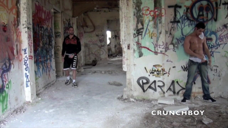 EXHIB BOYS: Musculoso garoto fodido ao ar livre por hetero curioso
