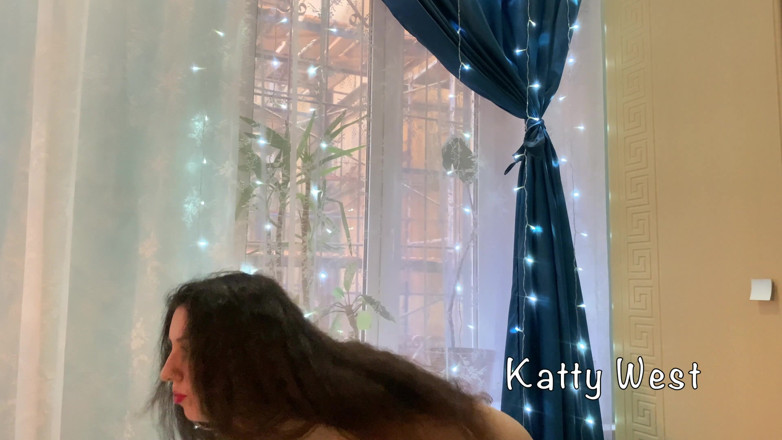 Katty West: Cutie dansar långsamt och smetar en smal kropp med grädde