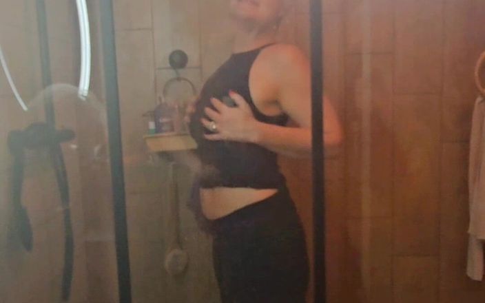 Fia studio: In the Shower in Sexy Mode at a Fan's