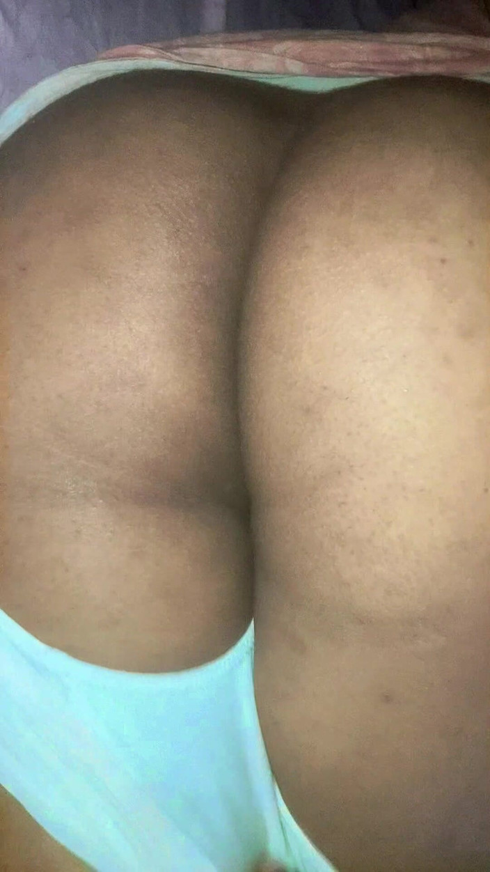 Tiyana: Tiyana, chaudasse mariée, se fait baiser la chatte à voix haute