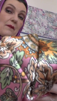 Satin scarves baru stepaunt bikin kamu sange! Lady Victoria Valente