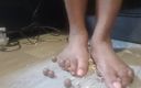 Simp to my ebony feet: 대물 자지를 빨아주는 밀프