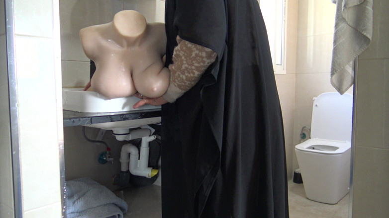 Souzan Halabi: Matură sexy arabă lesbiană în voal hijabi își spală pizda strâmtă a...