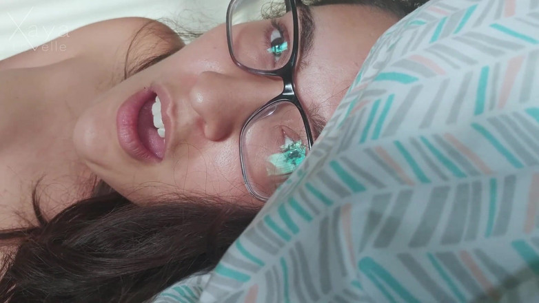 Xaya Lovelle: Exploiting your sweaty feet addiction: Lesbian encouragement pussy eating instructions