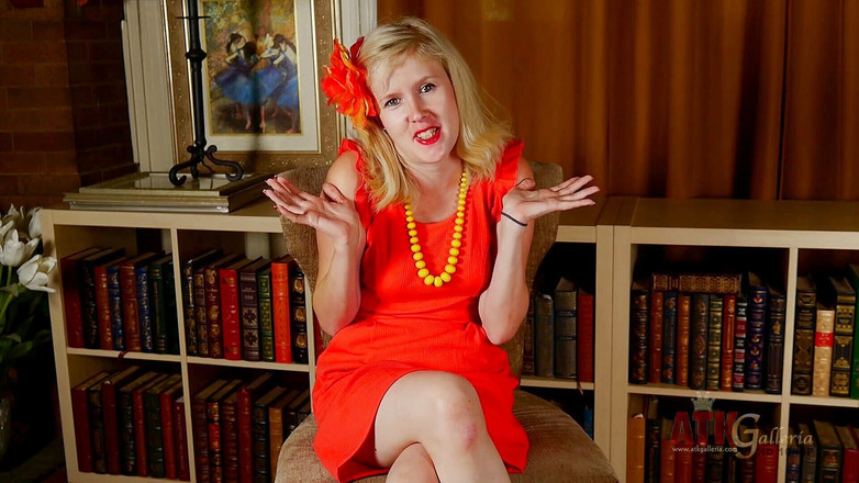 ATKIngdom: Carina bionda si masturba davanti alla telecamera